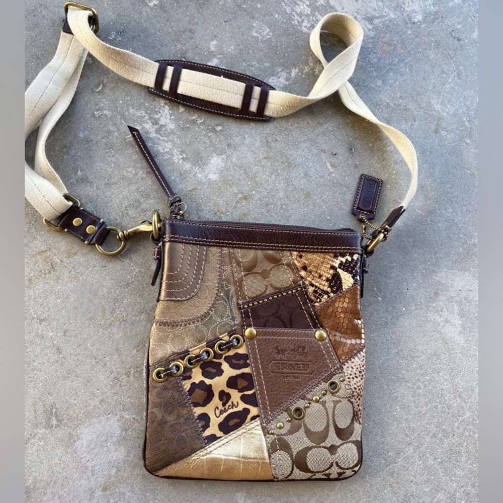 COACH SWINGPACK  CROSS BODY PURSE/BAG PATCH DESIGN
